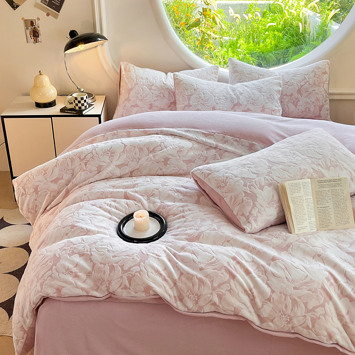 91家纺网 家纺一手货源 找家纺 大境 2025秋冬新款A类230克牛奶绒雕花烂花绒宝宝绒床笠款床单款四件套 浪漫花香 粉