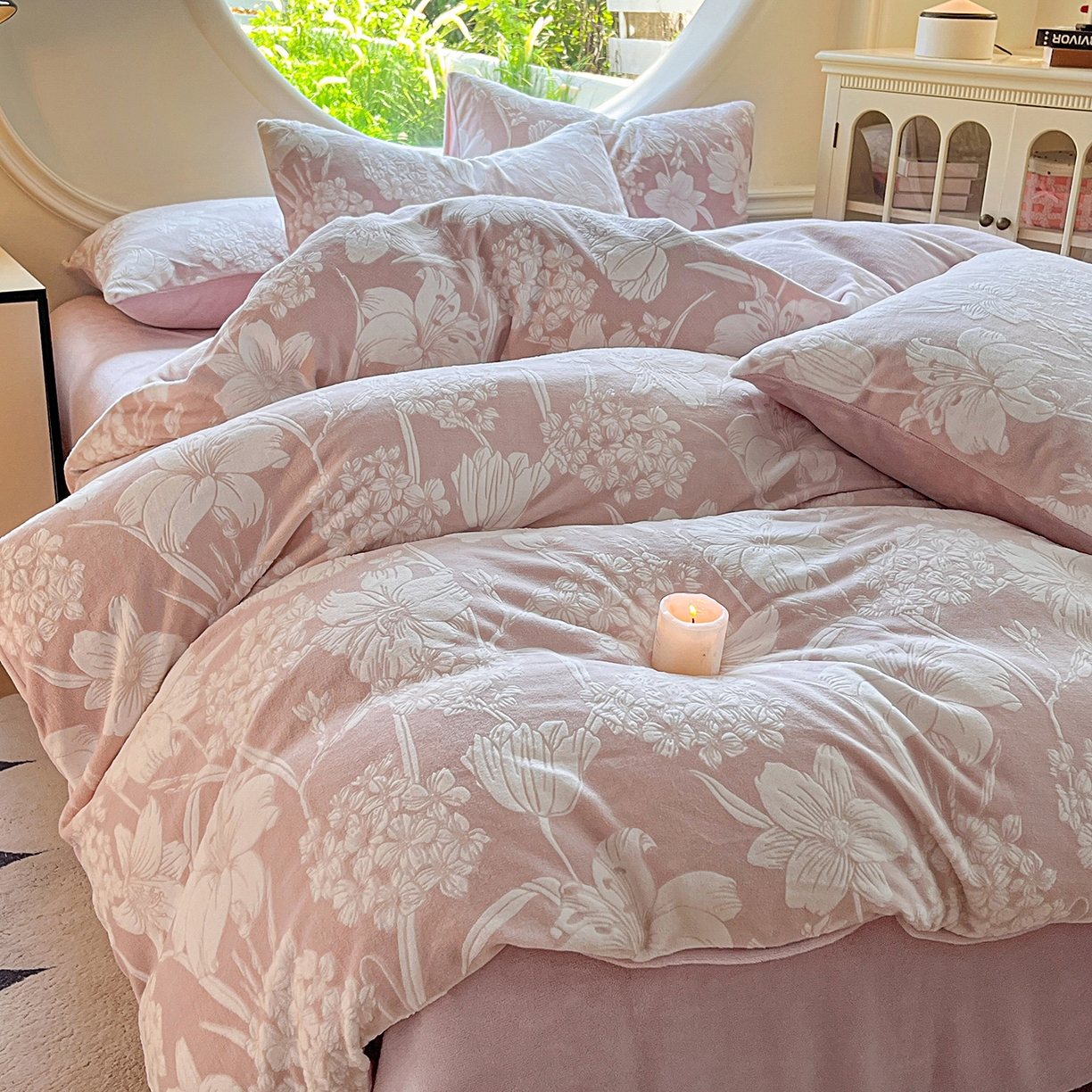 91家纺网 家纺一手货源 找家纺 大境 2025秋冬新款A类230克牛奶绒雕花烂花绒宝宝绒床笠款床单款四件套 花恋