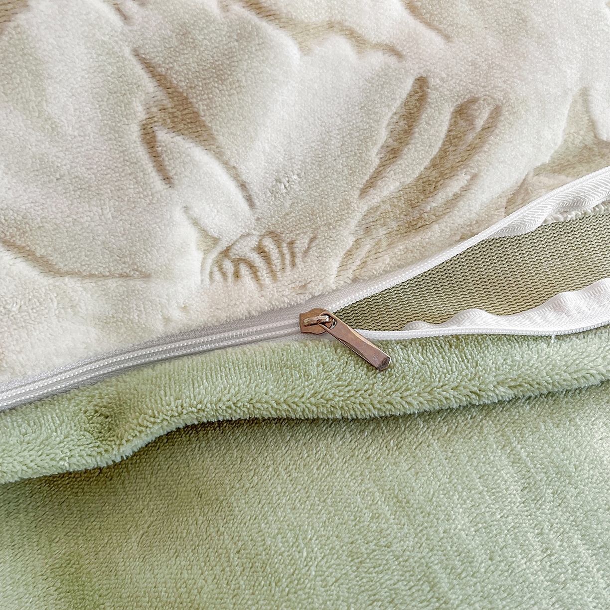 91家纺网 家纺一手货源 找家纺 大境 2025秋冬新款A类230克牛奶绒雕花烂花绒宝宝绒床笠款床单款四件套 浪漫花香 绿