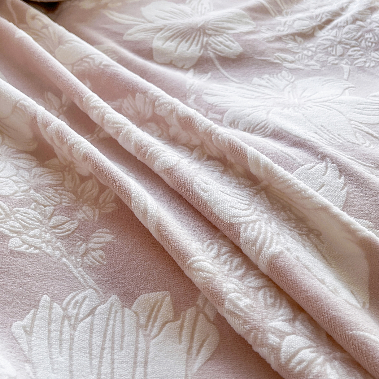 91家纺网 家纺一手货源 找家纺 大境 2025秋冬新款A类230克牛奶绒雕花烂花绒宝宝绒床笠款床单款四件套 花恋