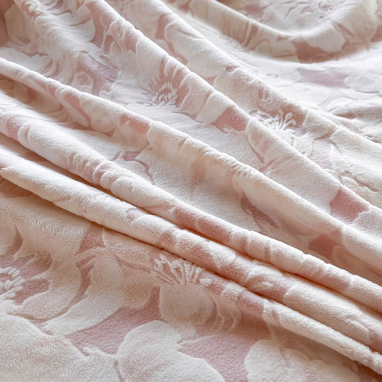 91家纺网 家纺一手货源 找家纺 大境 2025秋冬新款A类230克牛奶绒雕花烂花绒宝宝绒床笠款床单款四件套 浪漫花香 粉