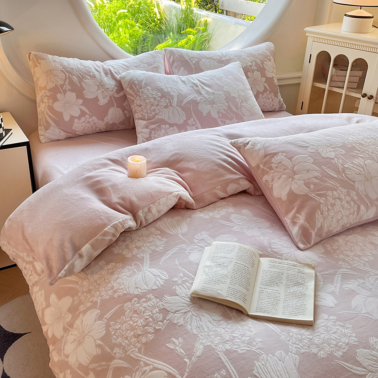 91家纺网 家纺一手货源 找家纺 大境 2025秋冬新款A类230克牛奶绒雕花烂花绒宝宝绒床笠款床单款四件套 花恋