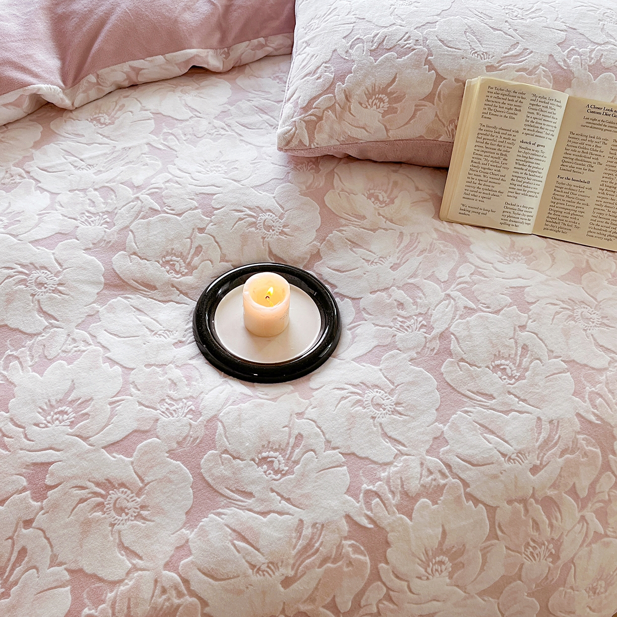 91家纺网 家纺一手货源 找家纺 大境 2025秋冬新款A类230克牛奶绒雕花烂花绒宝宝绒床笠款床单款四件套 浪漫花香 粉