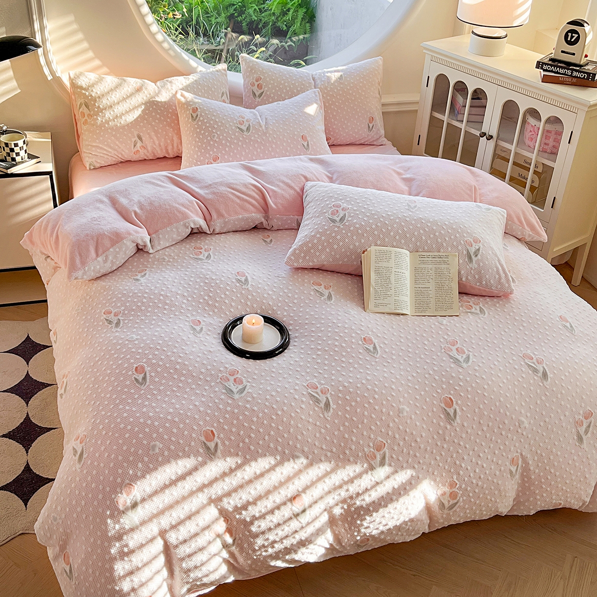 91家纺网 家纺一手货源 找家纺 大境 2025秋冬新款A类230克牛奶绒雕花烂花绒宝宝绒床笠款床单款四件套 郁金香粉