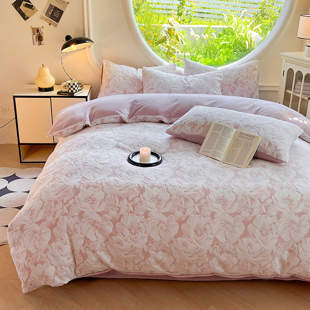 91家纺网 家纺一手货源 找家纺 大境 2025秋冬新款A类230克牛奶绒雕花烂花绒宝宝绒床笠款床单款四件套 浪漫花香 粉