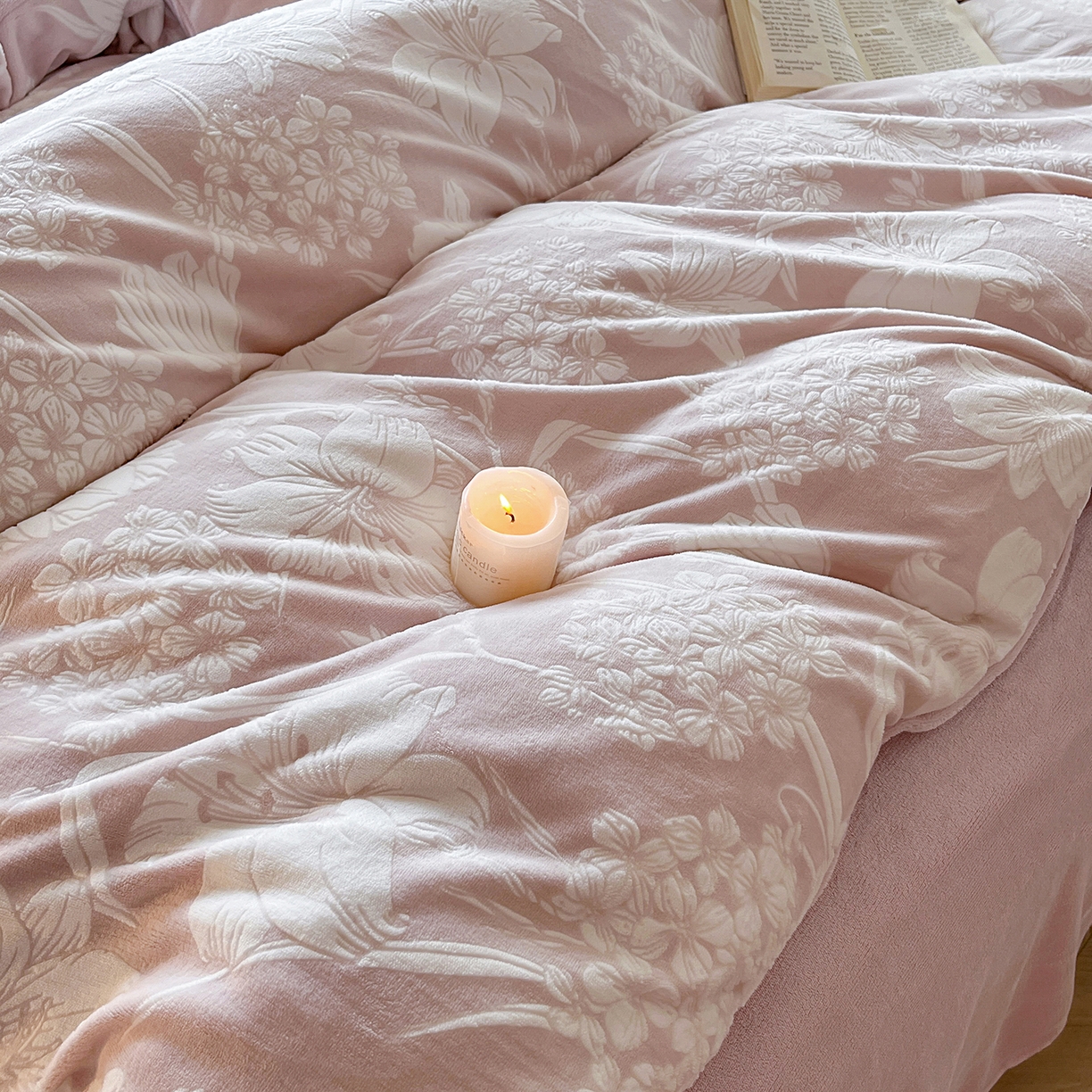 91家纺网 家纺一手货源 找家纺 大境 2025秋冬新款A类230克牛奶绒雕花烂花绒宝宝绒床笠款床单款四件套 花恋