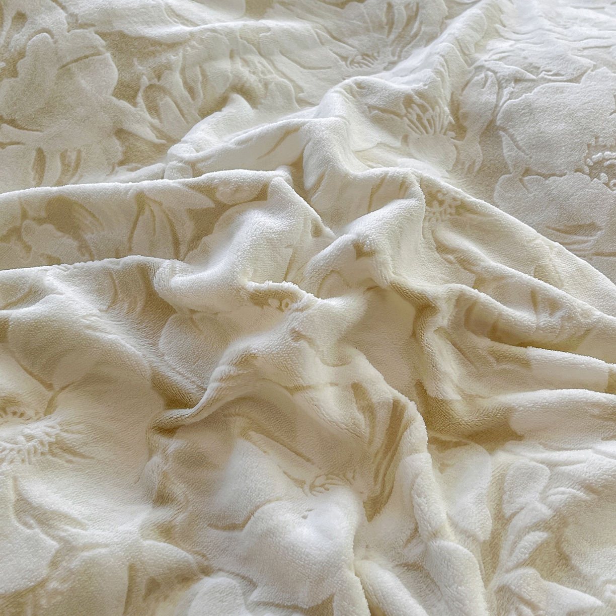 91家纺网 家纺一手货源 找家纺 大境 2025秋冬新款A类230克牛奶绒雕花烂花绒宝宝绒床笠款床单款四件套 浪漫花香 绿