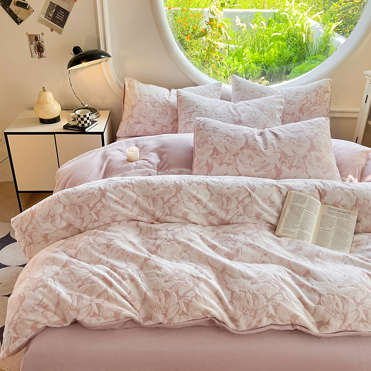 91家纺网 家纺一手货源 找家纺 大境 2025秋冬新款A类230克牛奶绒雕花烂花绒宝宝绒床笠款床单款四件套 浪漫花香 粉