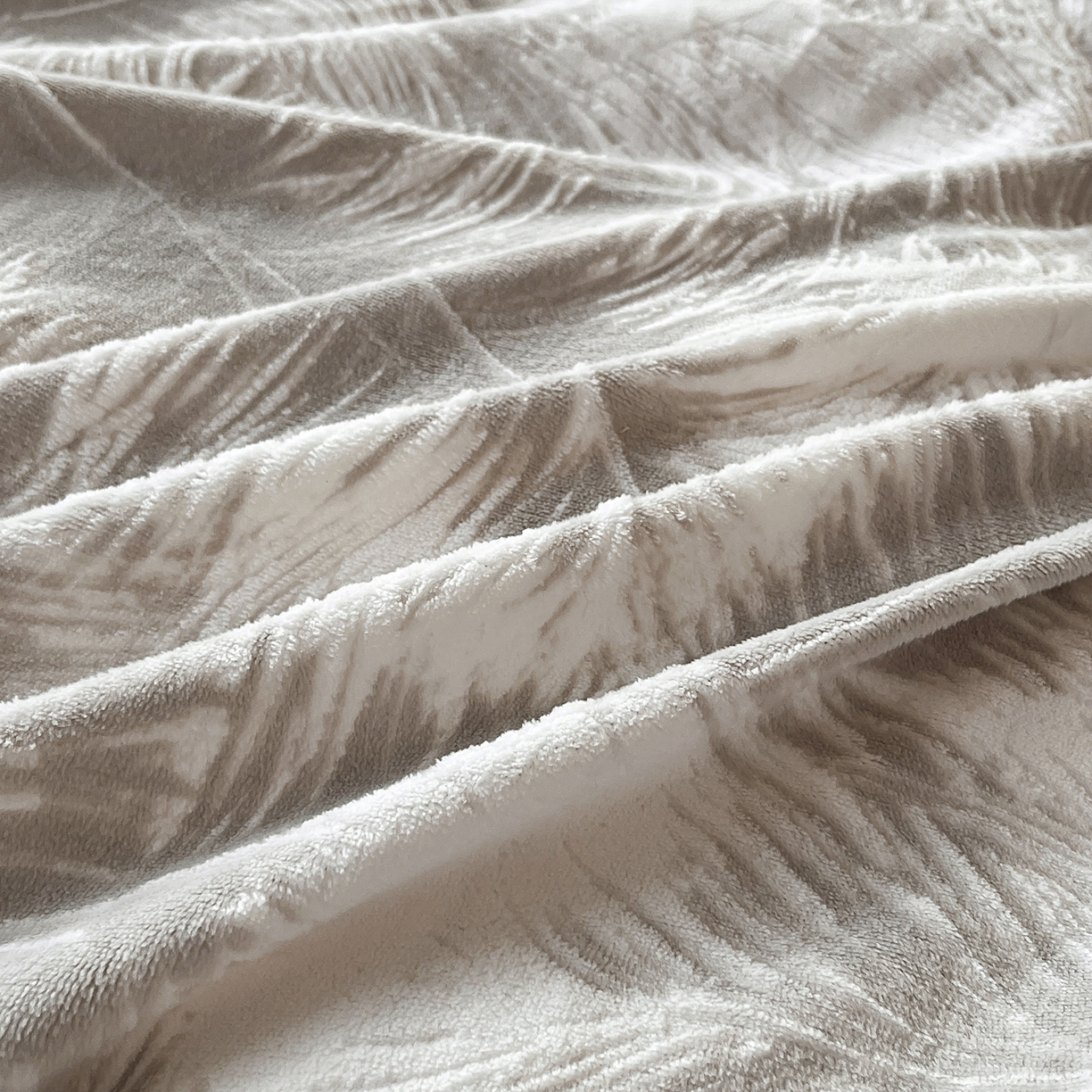 91家纺网 家纺一手货源 找家纺 大境 2025秋冬新款A类230克牛奶绒雕花烂花绒宝宝绒床笠款床单款四件套 月光森林