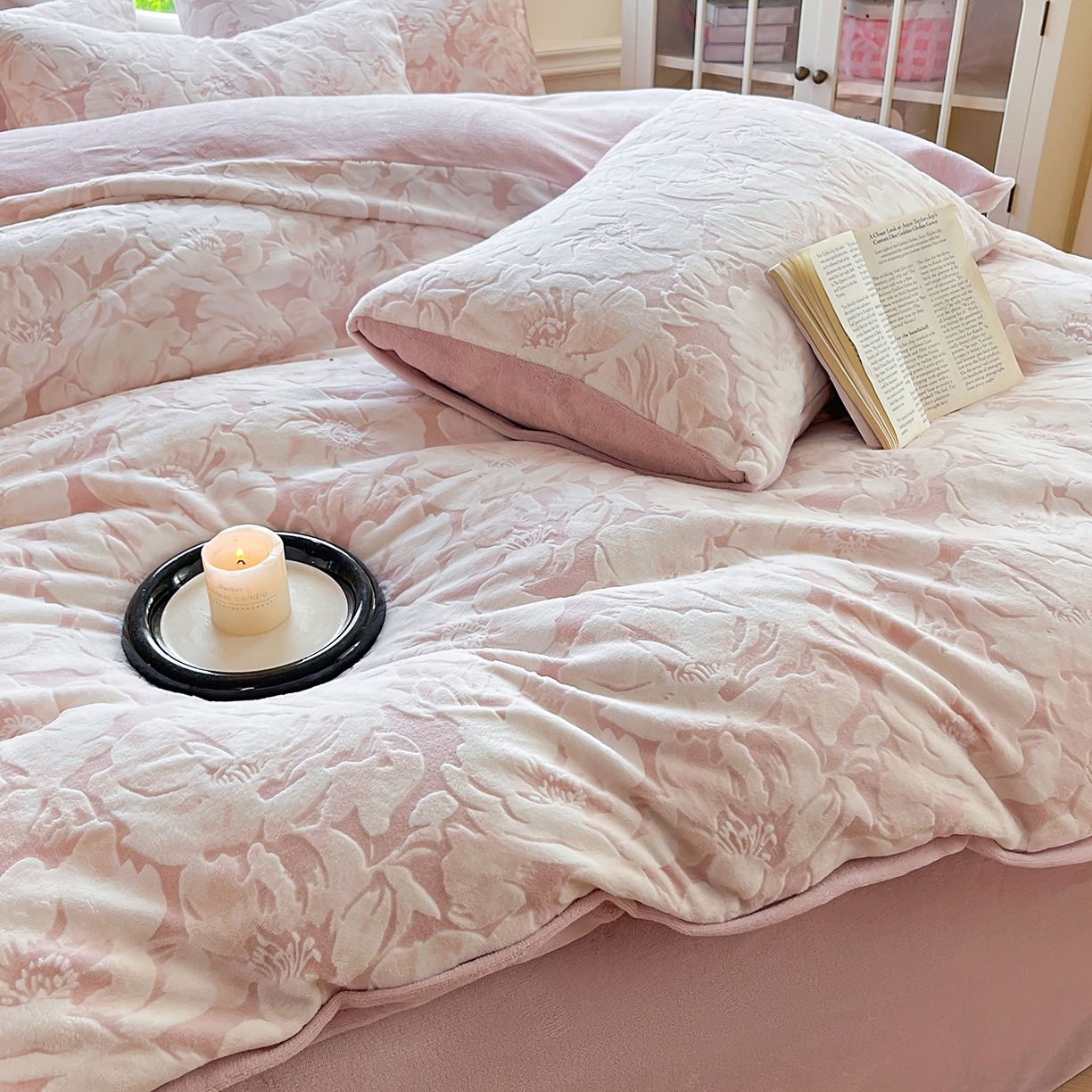 91家纺网 家纺一手货源 找家纺 大境 2025秋冬新款A类230克牛奶绒雕花烂花绒宝宝绒床笠款床单款四件套 浪漫花香 粉