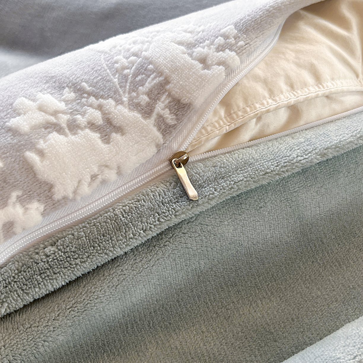 91家纺网 家纺一手货源 找家纺 大境 2025秋冬新款A类230克牛奶绒雕花烂花绒宝宝绒床笠款床单款四件套 叶之恋