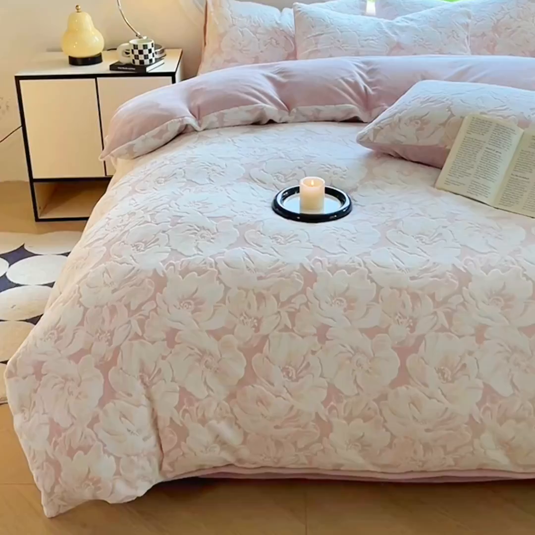 91家纺网 家纺一手货源 找家纺 大境 2025秋冬新款A类230克牛奶绒雕花烂花绒宝宝绒床笠款床单款四件套 浪漫花香 粉