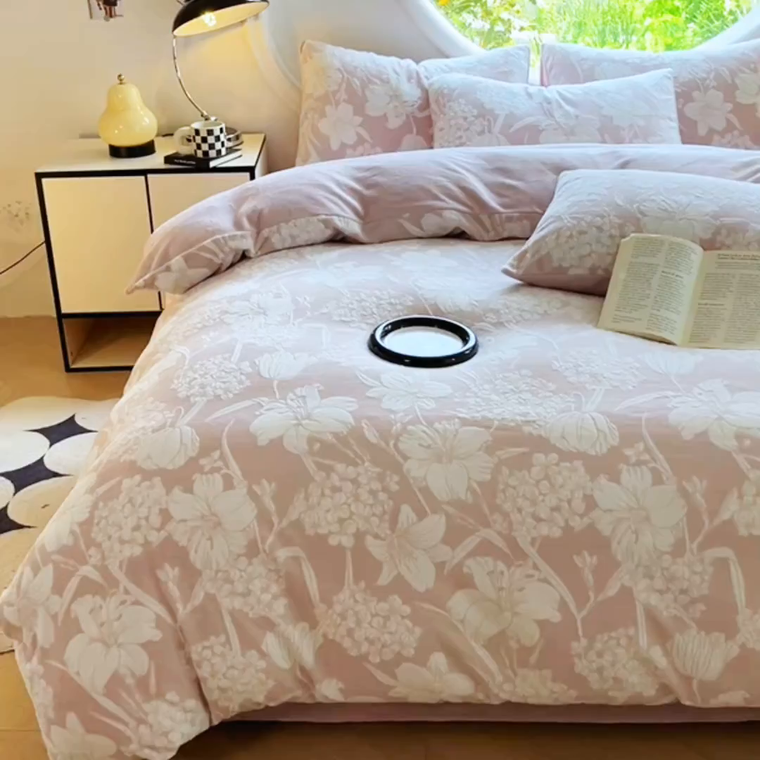 91家纺网 家纺一手货源 找家纺 大境 2025秋冬新款A类230克牛奶绒雕花烂花绒宝宝绒床笠款床单款四件套 花恋