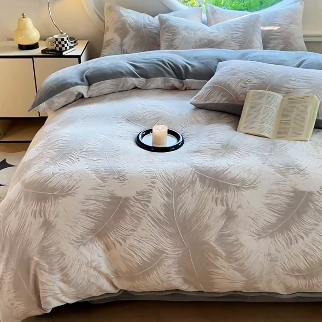 91家纺网 家纺一手货源 找家纺 大境 2025秋冬新款A类230克牛奶绒雕花烂花绒宝宝绒床笠款床单款四件套 月光森林