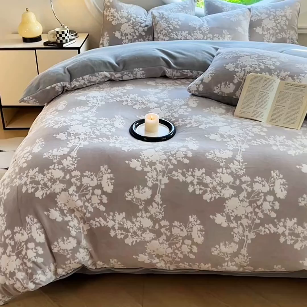 91家纺网 家纺一手货源 找家纺 大境 2025秋冬新款A类230克牛奶绒雕花烂花绒宝宝绒床笠款床单款四件套 叶之恋