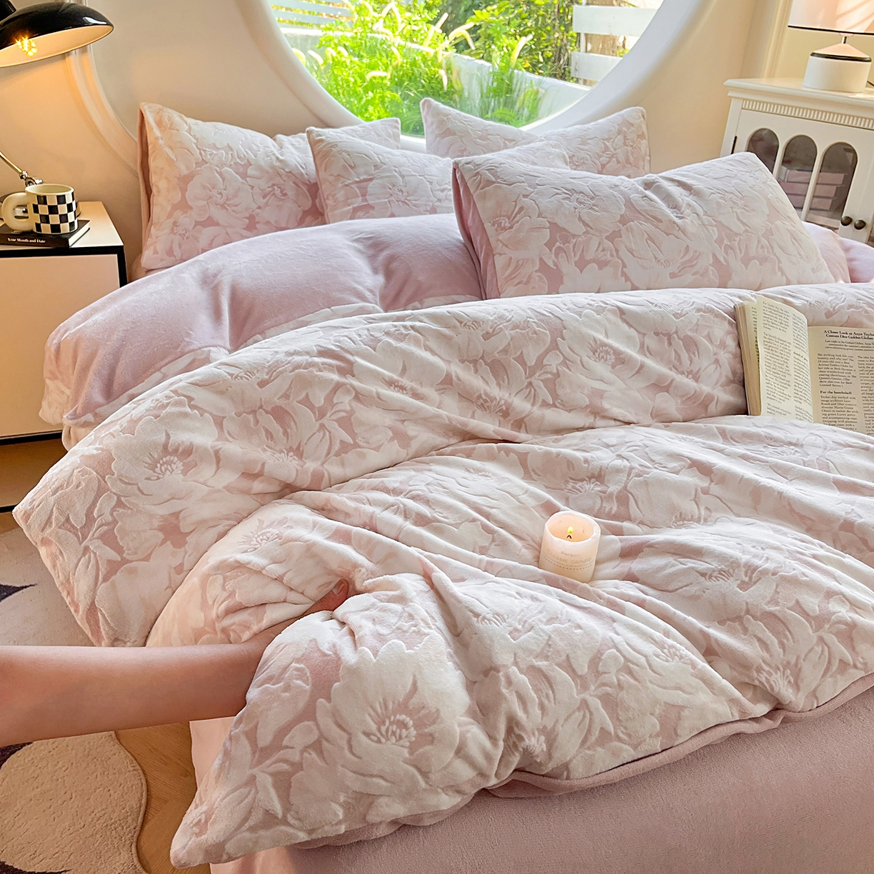 91家纺网 家纺一手货源 找家纺 大境 2025秋冬新款A类230克牛奶绒雕花烂花绒宝宝绒床笠款床单款四件套 浪漫花香 粉