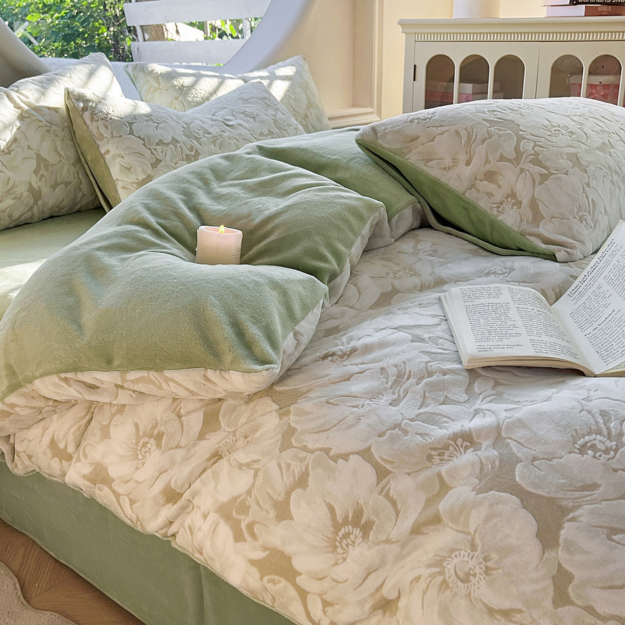 91家纺网 家纺一手货源 找家纺 大境 2025秋冬新款A类230克牛奶绒雕花烂花绒宝宝绒床笠款床单款四件套 浪漫花香 绿