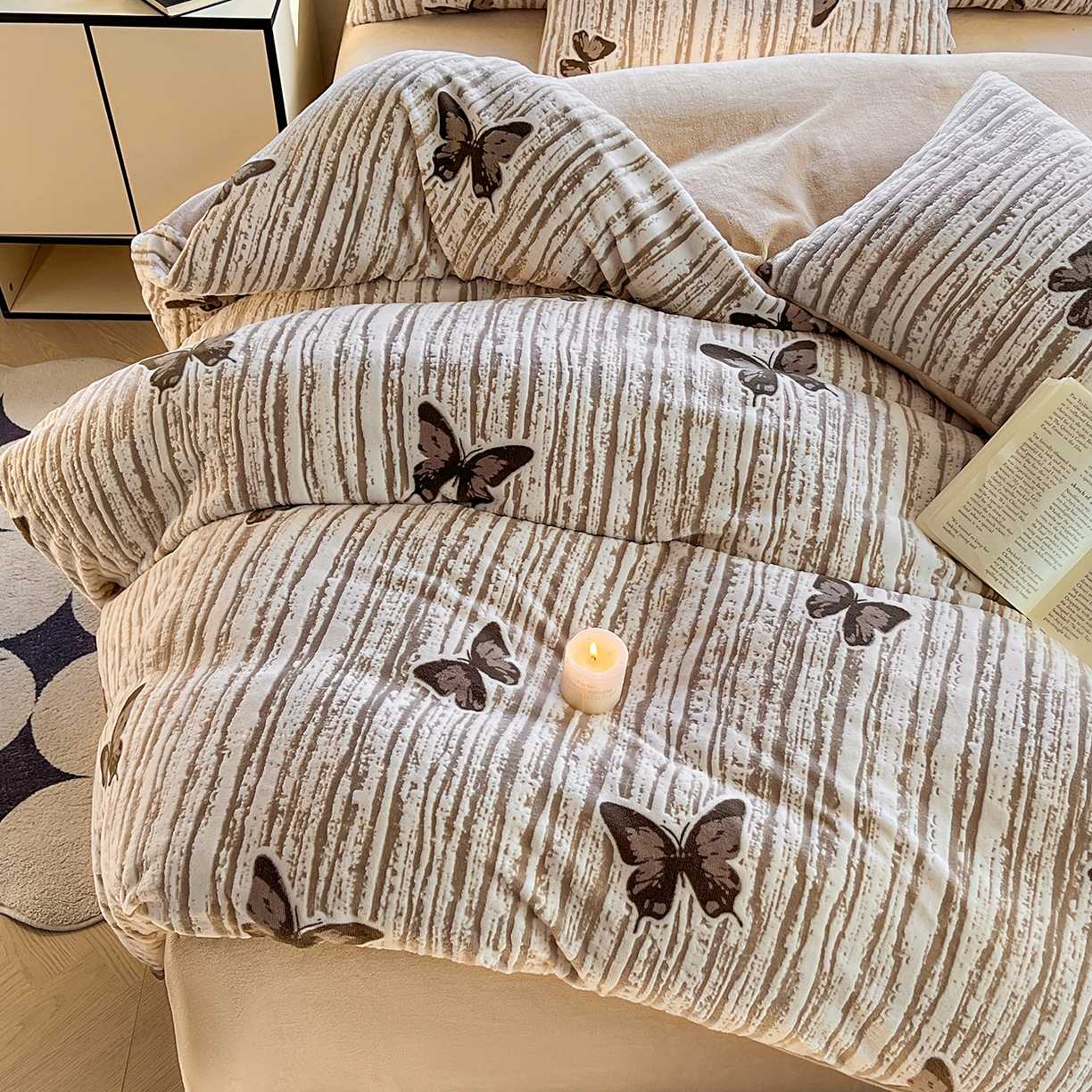 91家纺网 家纺一手货源 找家纺 大境 2025秋冬新款A类230克牛奶绒雕花烂花绒宝宝绒床笠款床单款四件套 蝶恋花语