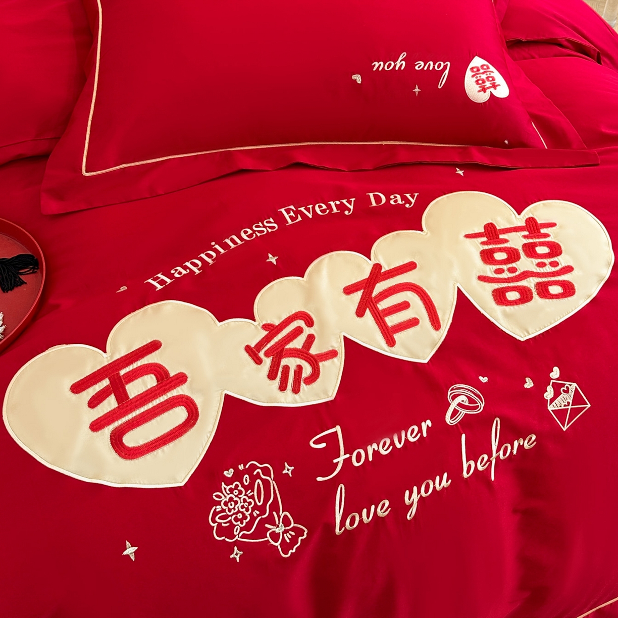 91家纺网 家纺一手货源 找家纺 金麦家纺 2025新款亲肤磨毛刺绣婚庆四件套 吾家有喜