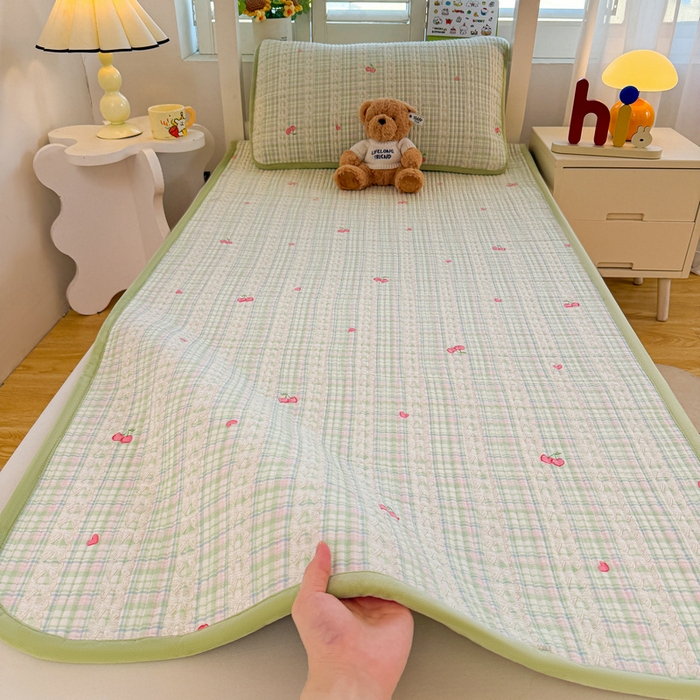 91家纺网 家纺一手货源 找家纺 梵朴 2025新款A类棉加绒一面纯棉一面宝宝婴儿牛奶绒双面可用床盖学生宿舍床垫炕盖-学生床图 薄荷糖樱桃