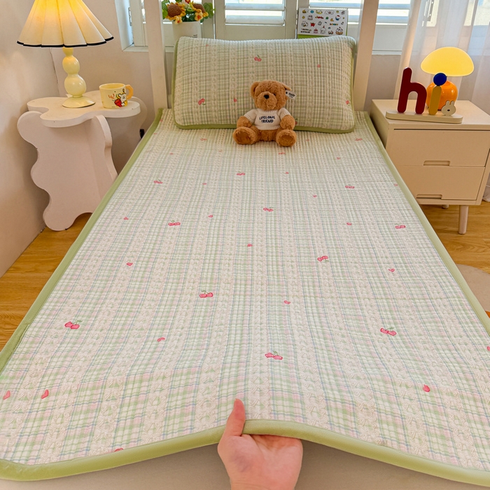 91家纺网 家纺一手货源 找家纺 梵朴 2025新款A类棉加绒一面纯棉一面宝宝婴儿牛奶绒双面可用床盖学生宿舍床垫炕盖-学生床图 薄荷糖樱桃