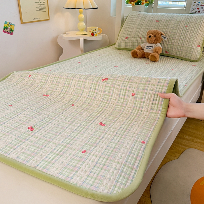 91家纺网 家纺一手货源 找家纺 梵朴 2025新款A类棉加绒一面纯棉一面宝宝婴儿牛奶绒双面可用床盖学生宿舍床垫炕盖-学生床图 薄荷糖樱桃