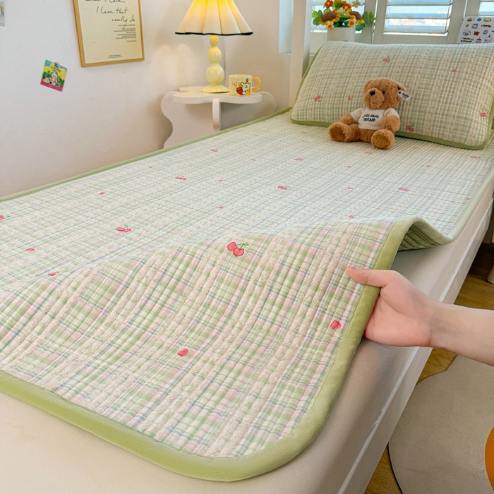 91家纺网 家纺一手货源 找家纺 梵朴 2025新款A类棉加绒一面纯棉一面宝宝婴儿牛奶绒双面可用床盖学生宿舍床垫炕盖-学生床图 薄荷糖樱桃