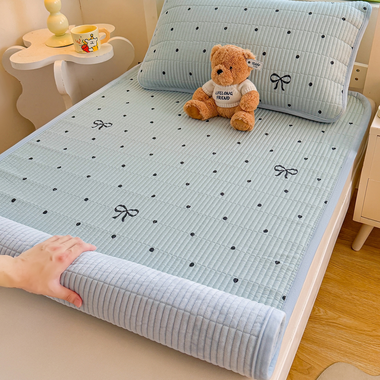 91家纺网 家纺一手货源 找家纺 梵朴 2025新款A类棉加绒一面纯棉一面宝宝婴儿牛奶绒双面可用床盖学生宿舍床垫炕盖-学生床图 波点蝴蝶结