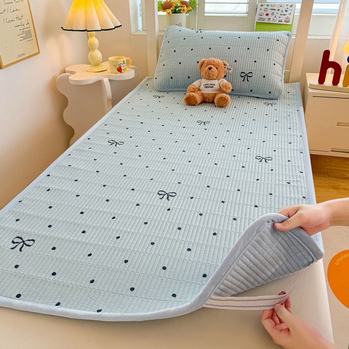 91家纺网 家纺一手货源 找家纺 梵朴 2025新款A类棉加绒一面纯棉一面宝宝婴儿牛奶绒双面可用床盖学生宿舍床垫炕盖-学生床图 波点蝴蝶结