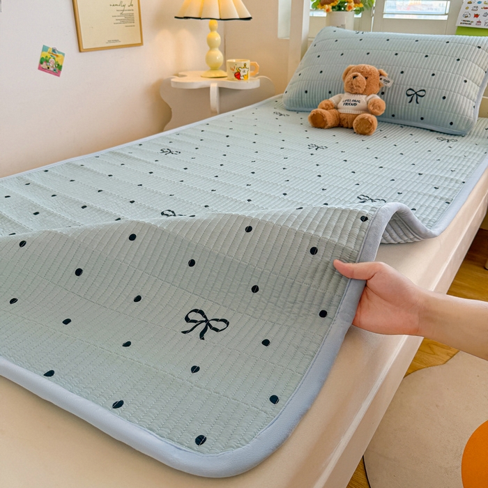 91家纺网 家纺一手货源 找家纺 梵朴 2025新款A类棉加绒一面纯棉一面宝宝婴儿牛奶绒双面可用床盖学生宿舍床垫炕盖-学生床图 波点蝴蝶结