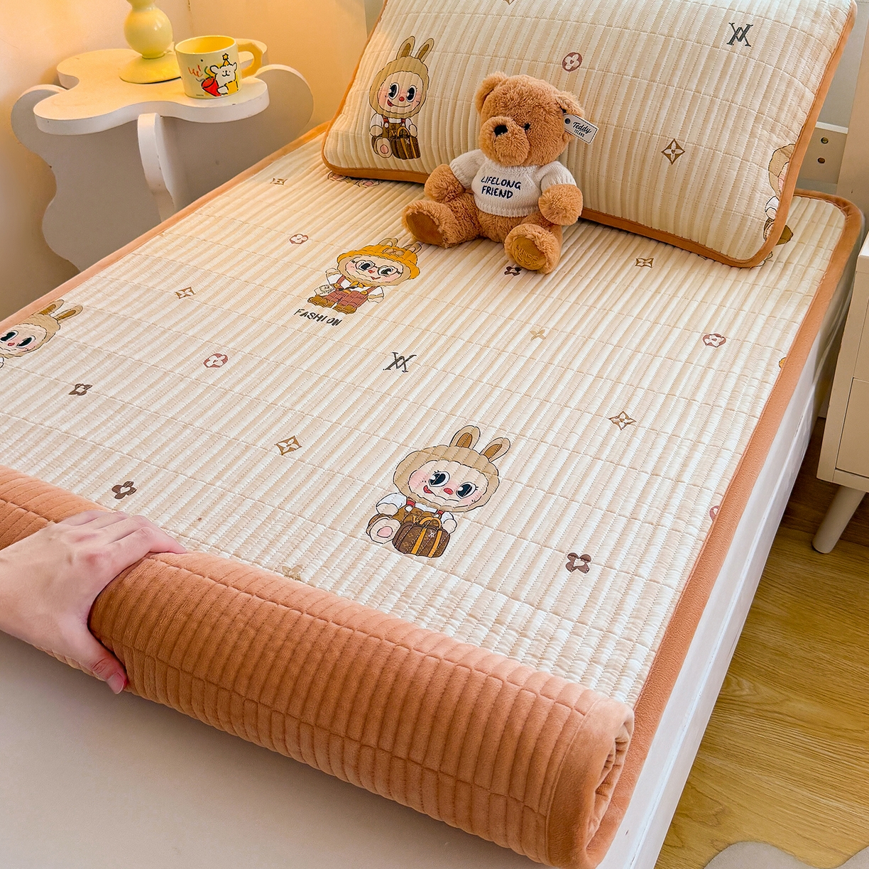 91家纺网 家纺一手货源 找家纺 梵朴 2025新款A类棉加绒一面纯棉一面宝宝婴儿牛奶绒双面可用床盖学生宿舍床垫炕盖-学生床图 潮流玩偶