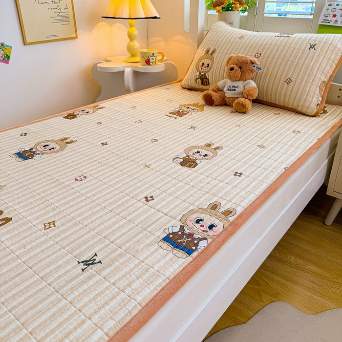 91家纺网 家纺一手货源 找家纺 梵朴 2025新款A类棉加绒一面纯棉一面宝宝婴儿牛奶绒双面可用床盖学生宿舍床垫炕盖-学生床图 潮流玩偶