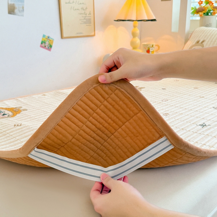 91家纺网 家纺一手货源 找家纺 梵朴 2025新款A类棉加绒一面纯棉一面宝宝婴儿牛奶绒双面可用床盖学生宿舍床垫炕盖-学生床图 潮流玩偶