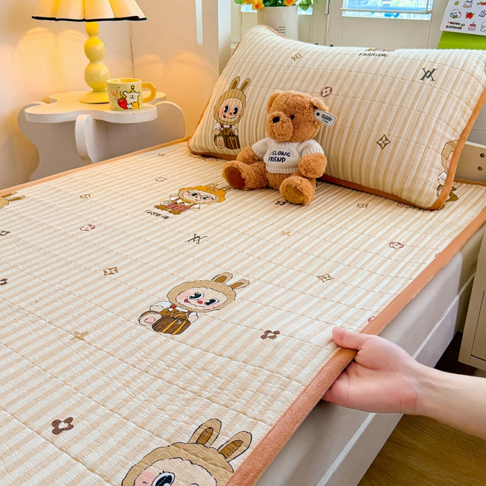 91家纺网 家纺一手货源 找家纺 梵朴 2025新款A类棉加绒一面纯棉一面宝宝婴儿牛奶绒双面可用床盖学生宿舍床垫炕盖-学生床图 潮流玩偶