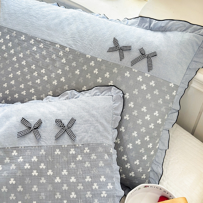 91家纺网 家纺一手货源 找家纺 呦呦南宋 2025提花双层纱纯棉枕套多层结构枕头套超声波夹棉4874一对装拼接单品绣线花边拉链款蝴蝶结款枕套 三叶蓝