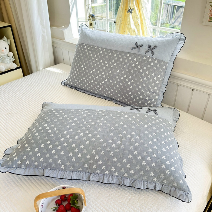 91家纺网 家纺一手货源 找家纺 呦呦南宋 2025提花双层纱纯棉枕套多层结构枕头套超声波夹棉4874一对装拼接单品绣线花边拉链款蝴蝶结款枕套 三叶蓝