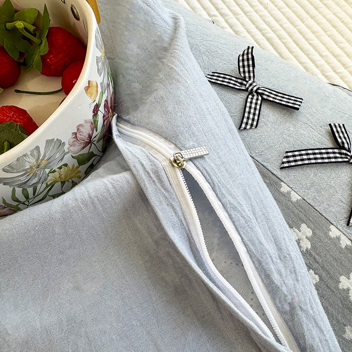 91家纺网 家纺一手货源 找家纺 呦呦南宋 2025提花双层纱纯棉枕套多层结构枕头套超声波夹棉4874一对装拼接单品绣线花边拉链款蝴蝶结款枕套 三叶蓝