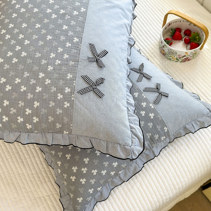 91家纺网 家纺一手货源 找家纺 呦呦南宋 2025提花双层纱纯棉枕套多层结构枕头套超声波夹棉4874一对装拼接单品绣线花边拉链款蝴蝶结款枕套 三叶蓝