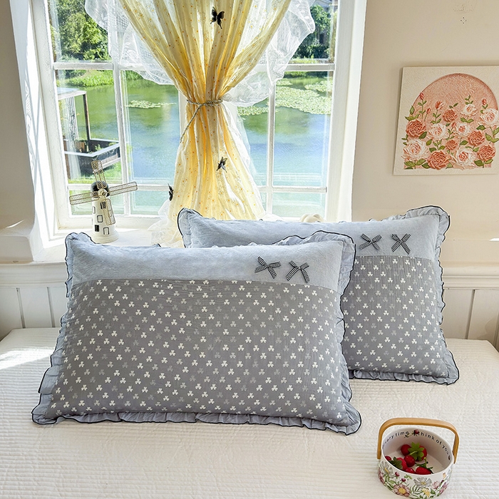 91家纺网 家纺一手货源 找家纺 呦呦南宋 2025提花双层纱纯棉枕套多层结构枕头套超声波夹棉4874一对装拼接单品绣线花边拉链款蝴蝶结款枕套 三叶蓝