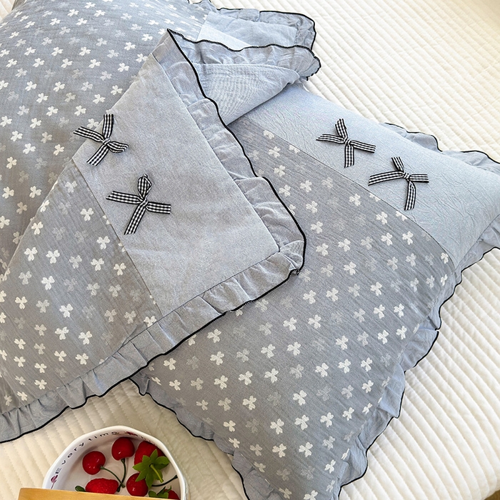 91家纺网 家纺一手货源 找家纺 呦呦南宋 2025提花双层纱纯棉枕套多层结构枕头套超声波夹棉4874一对装拼接单品绣线花边拉链款蝴蝶结款枕套 三叶蓝