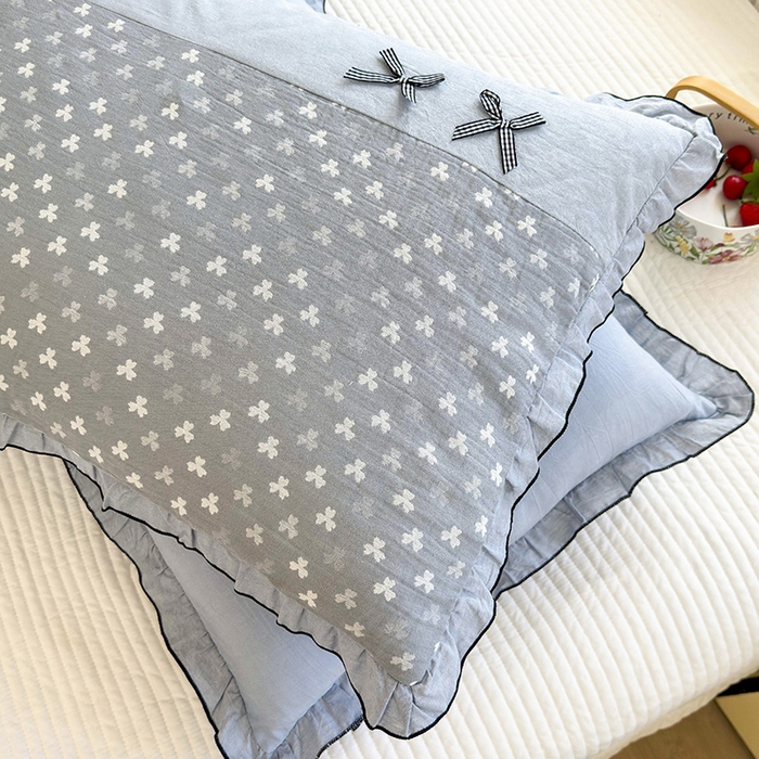 91家纺网 家纺一手货源 找家纺 呦呦南宋 2025提花双层纱纯棉枕套多层结构枕头套超声波夹棉4874一对装拼接单品绣线花边拉链款蝴蝶结款枕套 三叶蓝