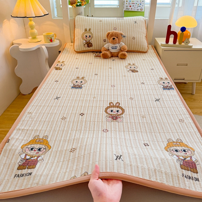 91家纺网 家纺一手货源 找家纺 梵朴 2025新款A类棉加绒一面纯棉一面宝宝婴儿牛奶绒双面可用床盖学生宿舍床垫炕盖-学生床图 潮流玩偶