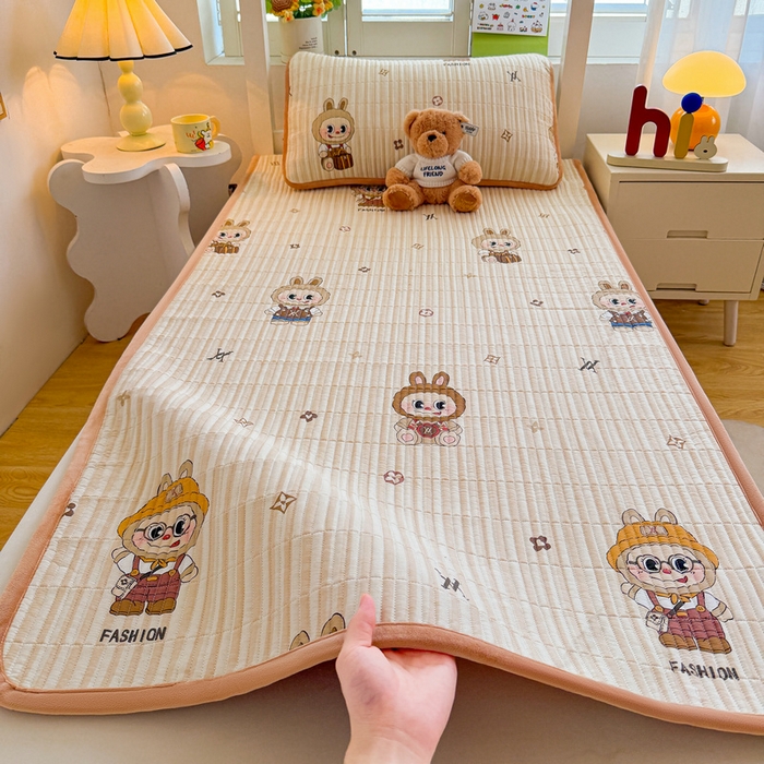 91家纺网 家纺一手货源 找家纺 梵朴 2025新款A类棉加绒一面纯棉一面宝宝婴儿牛奶绒双面可用床盖学生宿舍床垫炕盖-学生床图 潮流玩偶