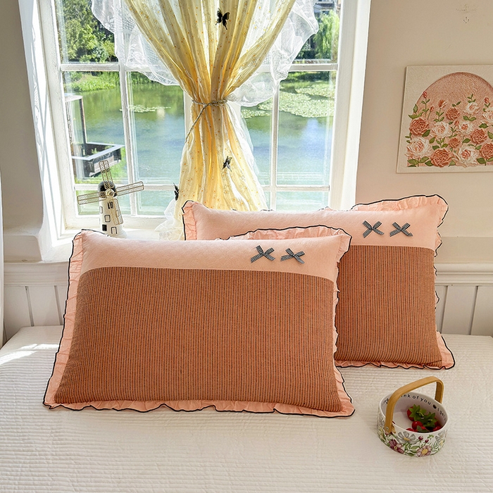 91家纺网 家纺一手货源 找家纺 呦呦南宋 2025提花双层纱纯棉枕套多层结构枕头套超声波夹棉4874一对装拼接单品绣线花边拉链款蝴蝶结款枕套 车缝线