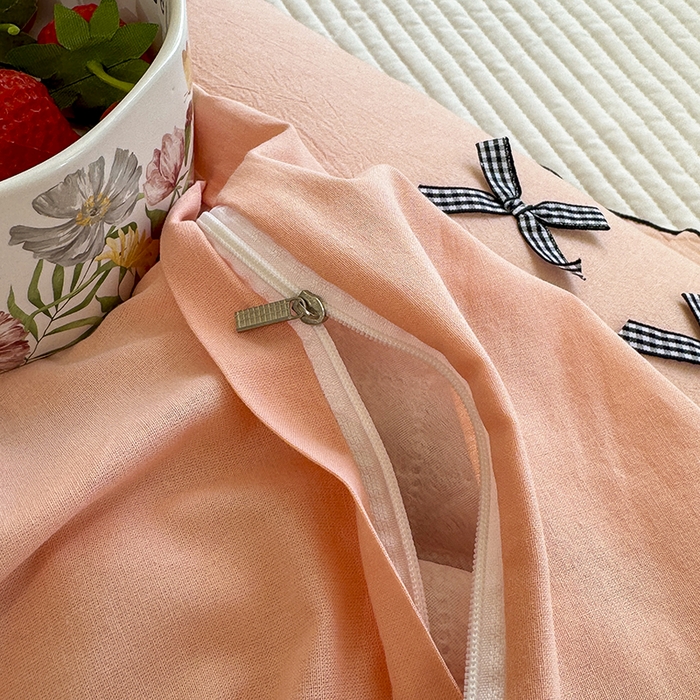 91家纺网 家纺一手货源 找家纺 呦呦南宋 2025提花双层纱纯棉枕套多层结构枕头套超声波夹棉4874一对装拼接单品绣线花边拉链款蝴蝶结款枕套 车缝线