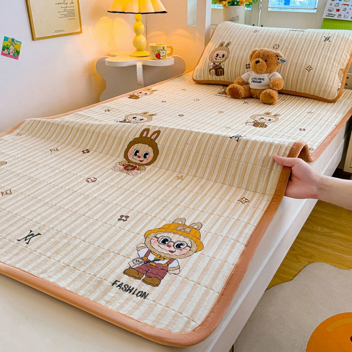 91家纺网 家纺一手货源 找家纺 梵朴 2025新款A类棉加绒一面纯棉一面宝宝婴儿牛奶绒双面可用床盖学生宿舍床垫炕盖-学生床图 潮流玩偶