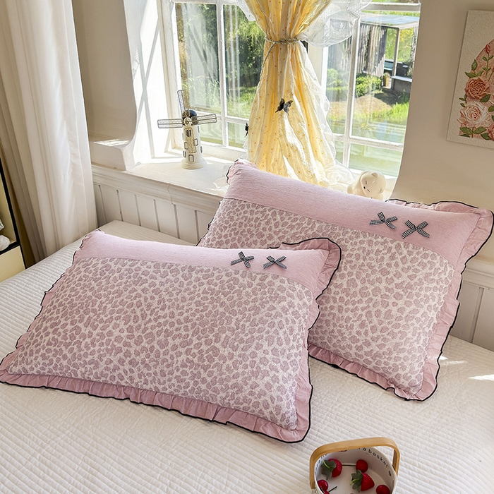 91家纺网 家纺一手货源 找家纺 呦呦南宋 2025提花双层纱纯棉枕套多层结构枕头套超声波夹棉4874一对装拼接单品绣线花边拉链款蝴蝶结款枕套 粉豹纹