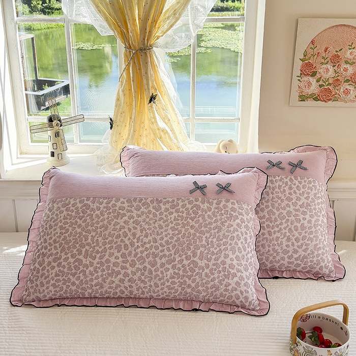 91家纺网 家纺一手货源 找家纺 呦呦南宋 2025提花双层纱纯棉枕套多层结构枕头套超声波夹棉4874一对装拼接单品绣线花边拉链款蝴蝶结款枕套 粉豹纹