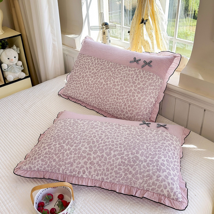 91家纺网 家纺一手货源 找家纺 呦呦南宋 2025提花双层纱纯棉枕套多层结构枕头套超声波夹棉4874一对装拼接单品绣线花边拉链款蝴蝶结款枕套 粉豹纹