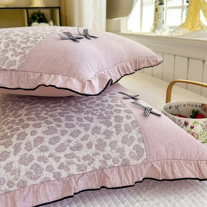 91家纺网 家纺一手货源 找家纺 呦呦南宋 2025提花双层纱纯棉枕套多层结构枕头套超声波夹棉4874一对装拼接单品绣线花边拉链款蝴蝶结款枕套 粉豹纹